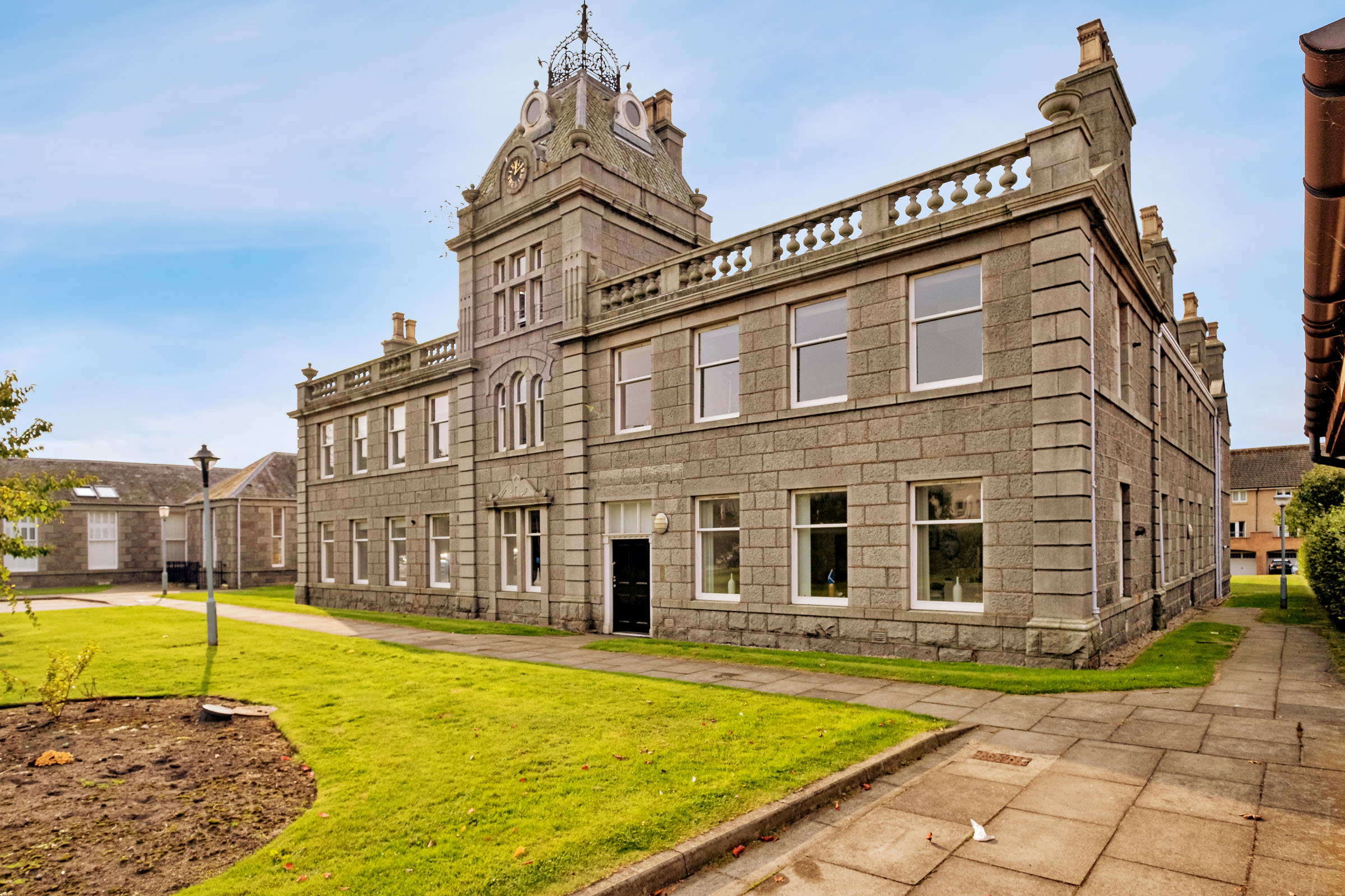 Property details for 118 Urquhart Road, Aberdeen, AB24 5DN Peterkins