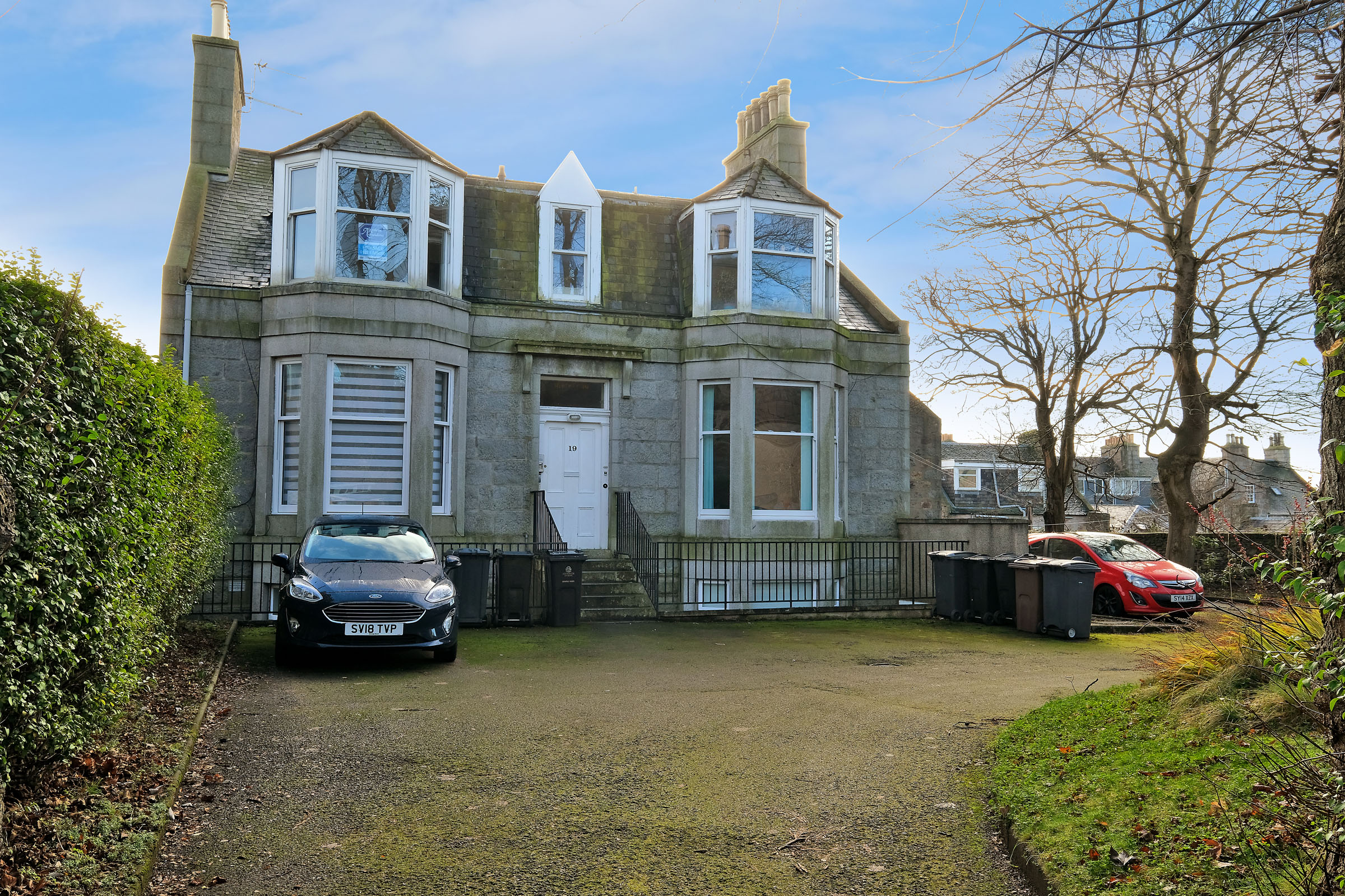 Property details for 19 Dee Place, Aberdeen, AB11 6EF Peterkins