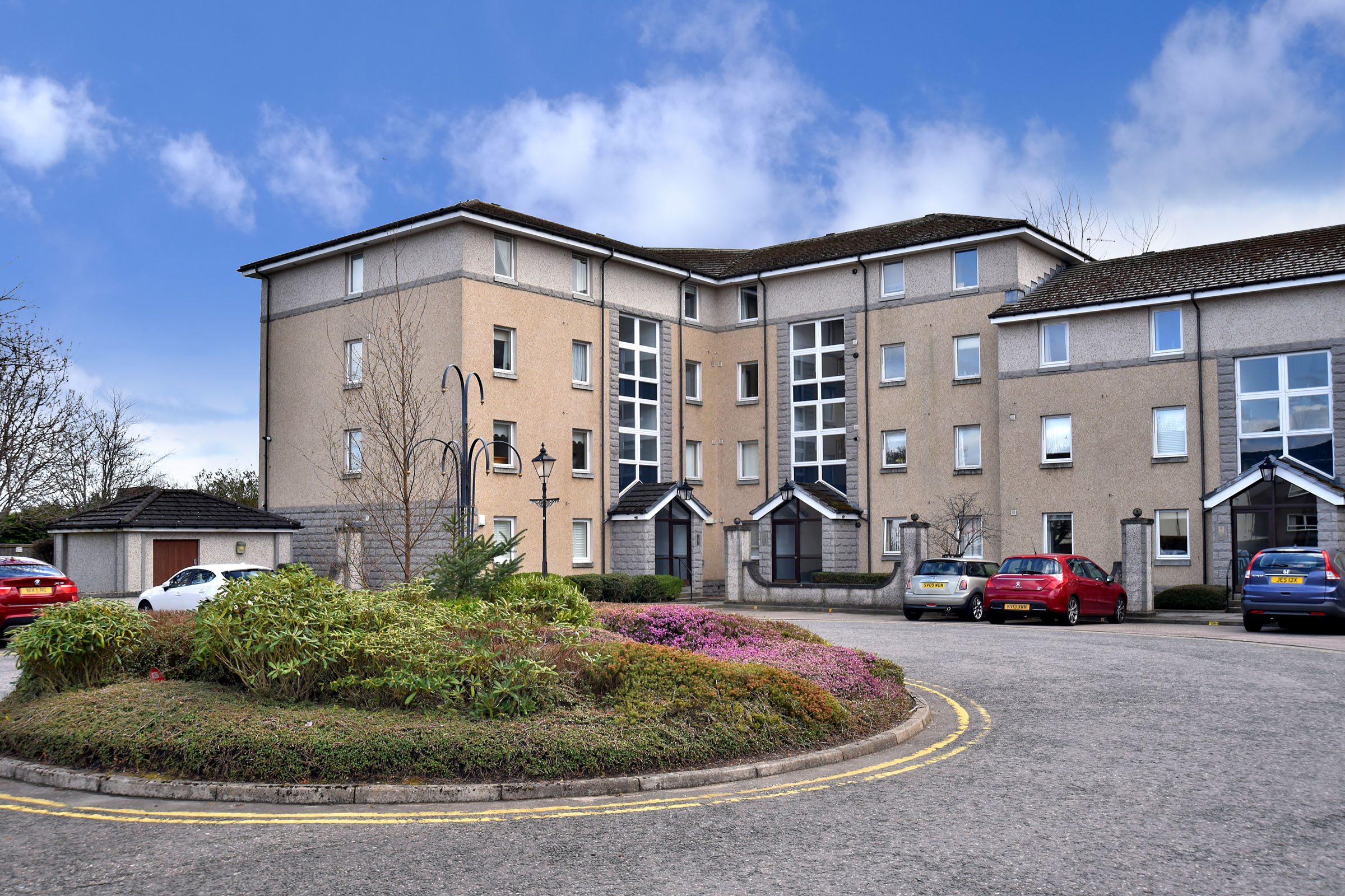 Property details for 118 Bloomfield Court, Aberdeen, AB10 6DT Peterkins