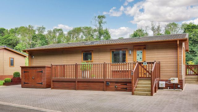 18 Lakeside The Glen, Thurston Manor