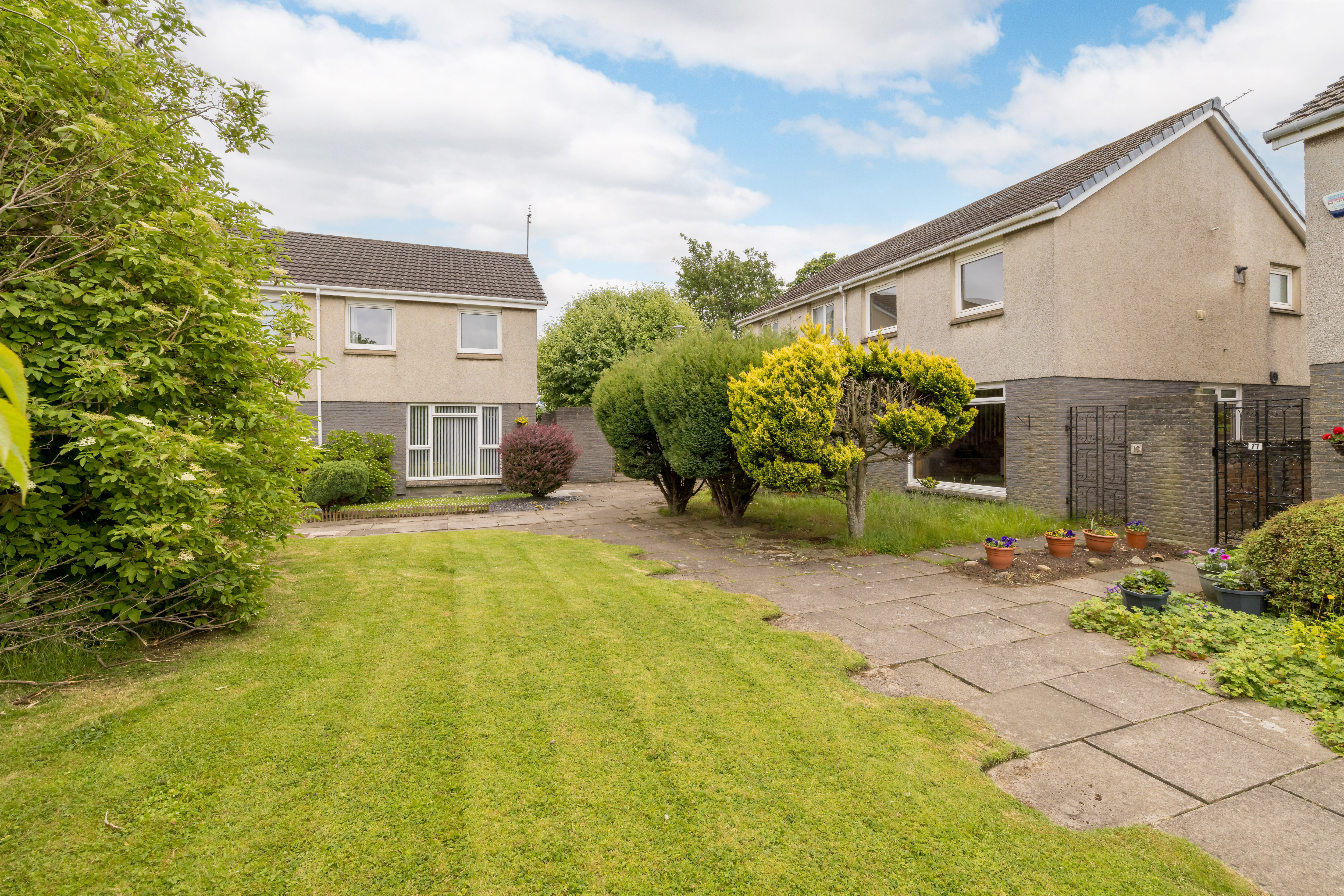 16 Craigs Park, Edinburgh, EH12 8UL