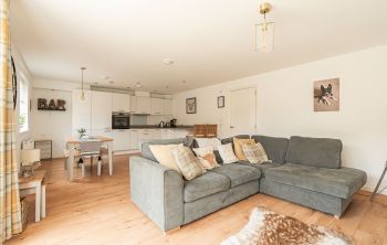 373/2 Lanark Road West, Currie