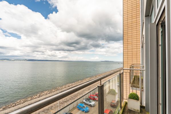 2/16 Western Harbour Breakwater, Edinburgh, EH6 6PA - Image 3