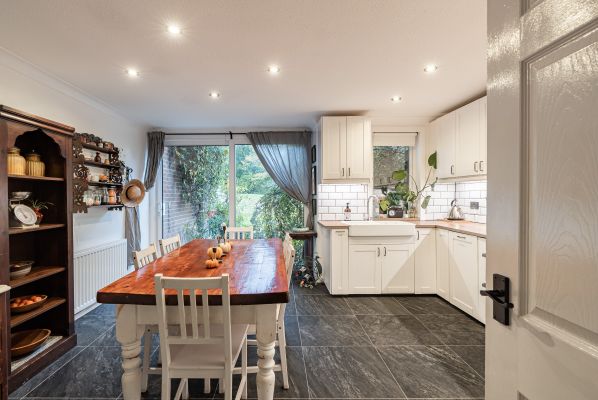 13 Upper Cramond Court, Edinburgh, EH4 6RQ - Image 3