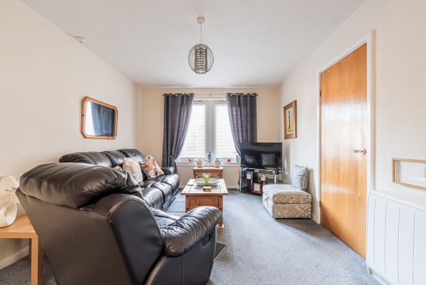 2/2 Slaeside, Hanover Court, Balerno, EH14 7HL - Image 2