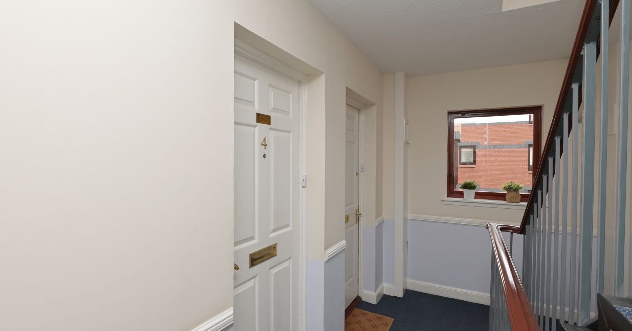 9/4 Liberton Place, Edinburgh, EH16 6NA